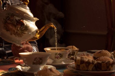 yeşil çay bir su ısıtıcısı yaldız