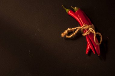 Siyah arkaplanda kırmızı biber