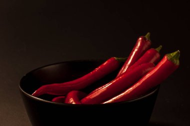 Siyah arkaplanda kırmızı biber