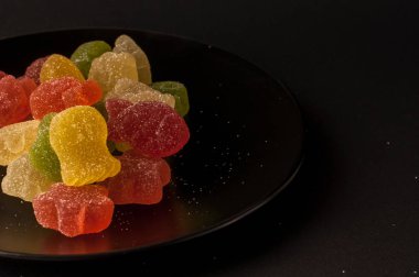 Renkli şeker close-Up. karışık Meyve aromalı siyah plaka reçel