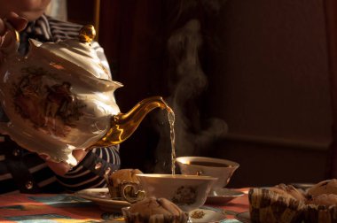 yeşil çay bir su ısıtıcısı yaldız