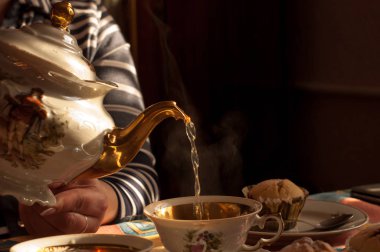 yeşil çay bir su ısıtıcısı yaldız