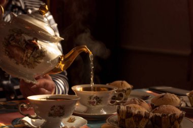 yeşil çay bir su ısıtıcısı yaldız