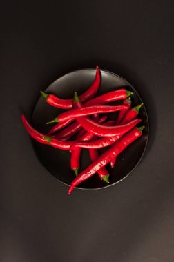 Siyah arkaplanda kırmızı biber