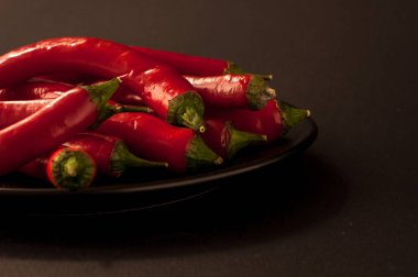 Siyah arkaplanda kırmızı biber