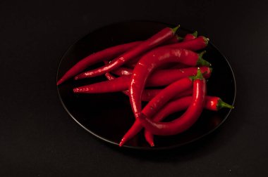 Siyah arkaplanda kırmızı biber