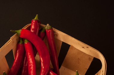 Siyah arkaplanda kırmızı biber