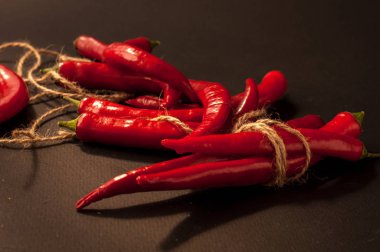 Siyah arkaplanda kırmızı biber