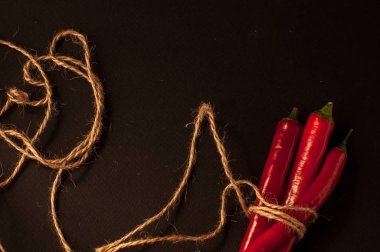 Siyah arkaplanda kırmızı biber