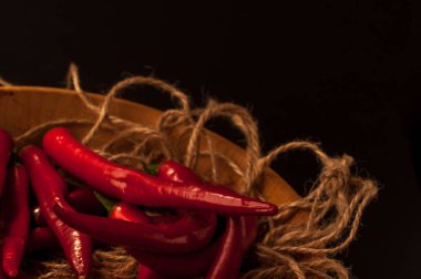 Siyah arkaplanda kırmızı biber