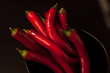 Siyah arkaplanda kırmızı biber