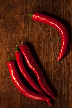 Siyah arkaplanda kırmızı biber