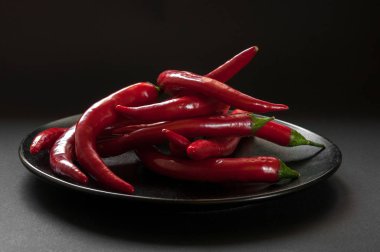 Siyah arkaplanda kırmızı biber