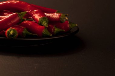 Siyah arkaplanda kırmızı biber