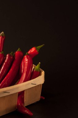 Siyah arkaplanda kırmızı biber