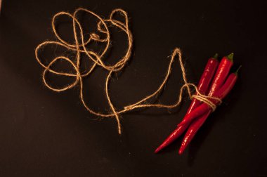 Siyah arkaplanda kırmızı biber