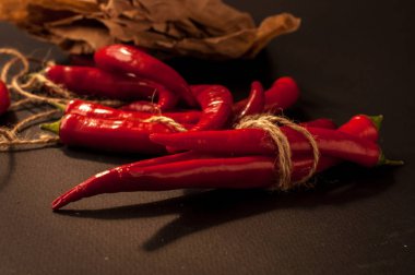 Siyah arkaplanda kırmızı biber