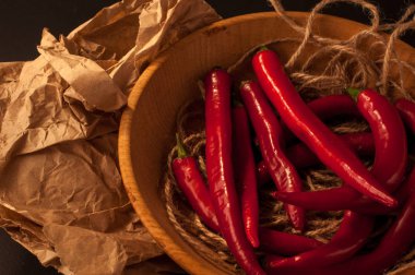 Siyah arkaplanda kırmızı biber