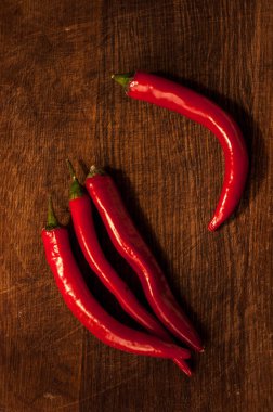 Siyah arkaplanda kırmızı biber