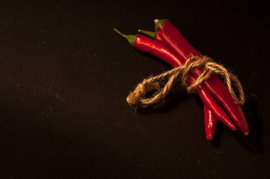 Siyah arkaplanda kırmızı biber