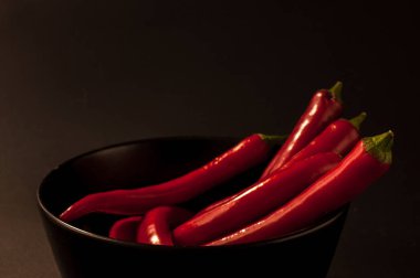 Siyah arkaplanda kırmızı biber