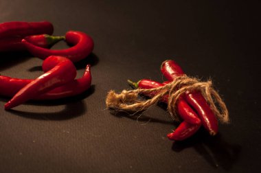 Siyah arkaplanda kırmızı biber