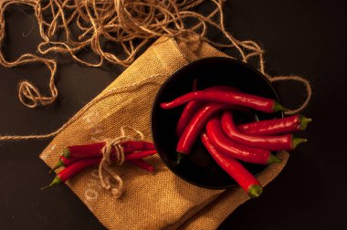 Siyah arkaplanda kırmızı biber