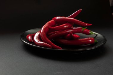 Siyah arkaplanda kırmızı biber