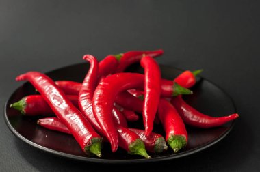 Siyah arkaplanda kırmızı biber