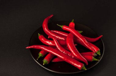 Siyah arkaplanda kırmızı biber