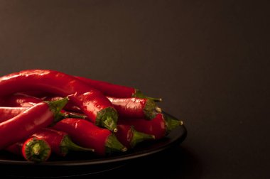 Siyah arkaplanda kırmızı biber