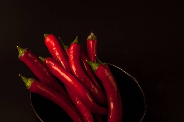 Siyah arkaplanda kırmızı biber