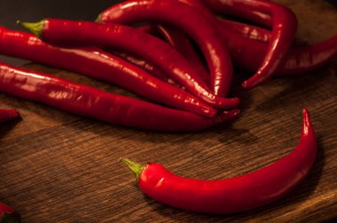 Siyah arkaplanda kırmızı biber