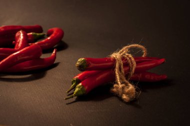 Siyah arkaplanda kırmızı biber
