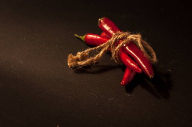 Siyah arkaplanda kırmızı biber