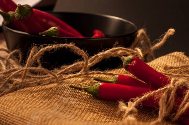 Siyah arkaplanda kırmızı biber