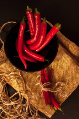 Siyah arkaplanda kırmızı biber