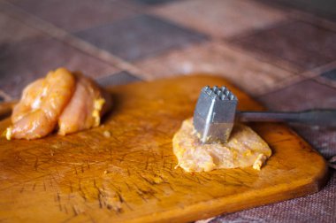 Ev yapımı tavuk pişirme ile çiğ et pirzola ve köri baharat yakın çekim