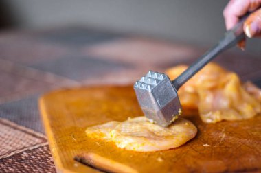 Ev yapımı tavuk pişirme ile çiğ et pirzola ve köri baharat yakın çekim