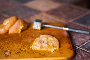 Ev yapımı tavuk pişirme ile çiğ et pirzola ve köri baharat yakın çekim