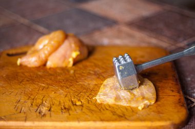 Ev yapımı tavuk pişirme ile çiğ et pirzola ve köri baharat yakın çekim