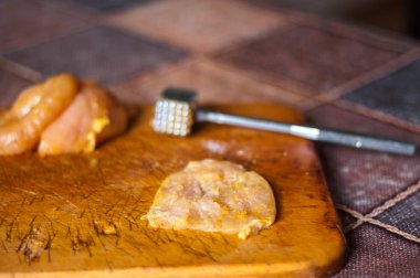 Ev yapımı tavuk pişirme ile çiğ et pirzola ve köri baharat yakın çekim