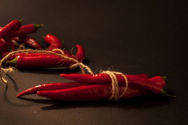 Siyah arkaplanda kırmızı biber