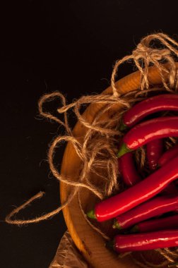 Siyah arkaplanda kırmızı biber