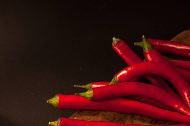 Siyah arkaplanda kırmızı biber