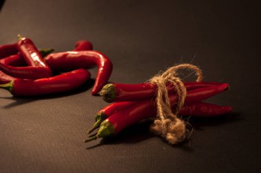 Siyah arkaplanda kırmızı biber