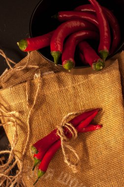 Siyah arkaplanda kırmızı biber