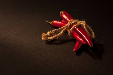 Siyah arkaplanda kırmızı biber