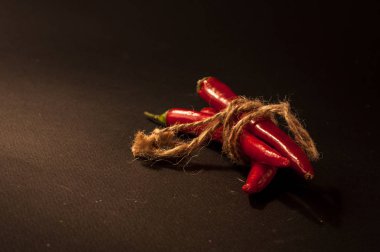 Siyah arkaplanda kırmızı biber