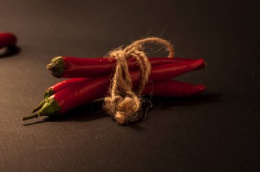 Siyah arkaplanda kırmızı biber